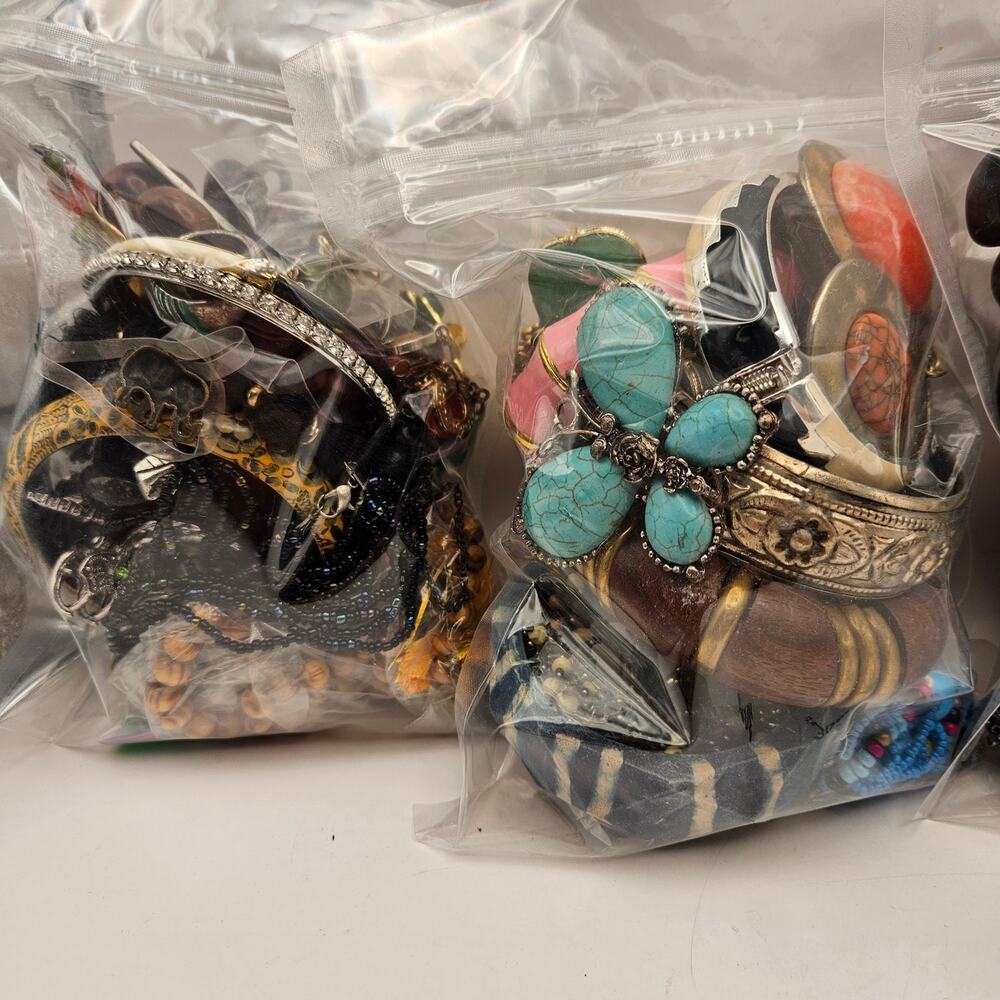 5 LB VINTAGE COSTUME JEWELRY LOT BOHO ETHNIC MIXED RESALE WEARABLE - Picture 2 of 6